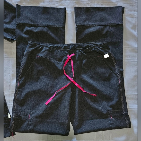 Smitten Scrub Set in Heather Grey size Xsmall, Pants are Xsmall Petite - Picture 2 of 4